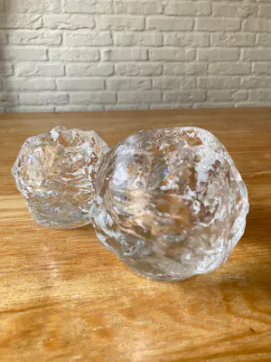 Kosta Boda - Twee theelicht houders "Snowball" door Ann Warff kopen? Bied vanaf 34!