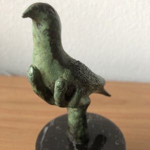 Brons (Onbekend) - Prachtig bronzen beeldje van " DUIF IN HAND " kopen? Bied vanaf 65!