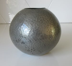 GERO - Art deco hand gehamerd tinnen bolvaasje ontwerp Theo Hooft kopen? Bied vanaf 18!