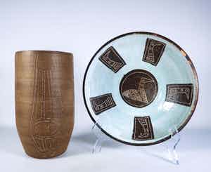 Dirk Hubers - Aardewerk, Sgrafitto vaas en schaal op voet verkocht voor € 80!