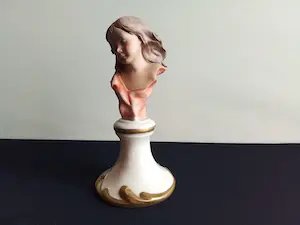 Niet of onleesbaar gesigneerd - 2 capodimonte beelden van jonge dames kopen? Bied vanaf 1!