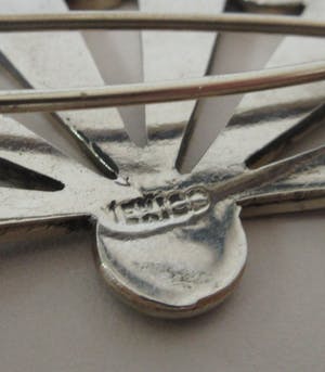 Niet of onleesbaar gesigneerd - Zilveren broche ingelegd met parelmoer uit Mexico kopen? Bied vanaf 1!