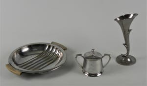 Curiosa - Art Deco 3 verzilverde kandelaren, 1 schaaltje, 1 suikerpot en 1 vaasje kopen? Bied vanaf 1!