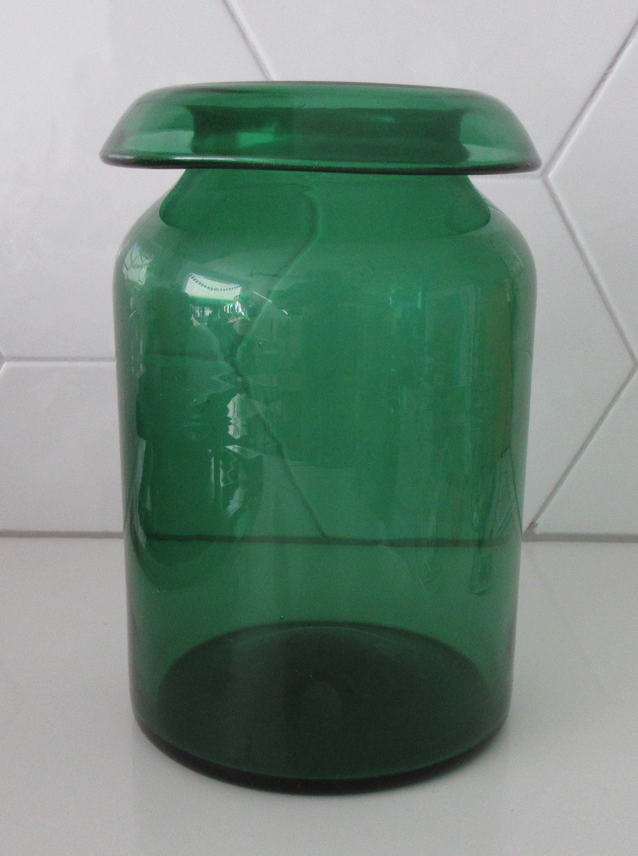 Niet of onleesbaar gesigneerd - Hand geblazen flesgroene seventies glazen kraagvaas verkocht voor € 1!