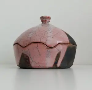 AcheterNiet of onleesbaar gesigneerd - beeldschoon, uniek object, raku-gestookt? Enchérissez de 1!