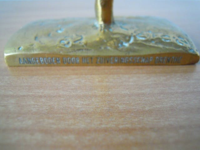 Alex Garcia - Zwaar bronzen beeld - " WATER IS LEVEN " uit 1982. kopen? Bied vanaf 35!