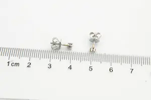 37- Een paar 18krt witgouden oorstekers met diamant ca. 0.10crt briljant. kopen? Bied vanaf 120!