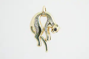 Acheter71 - Fraaie geelgouden 14 Krt Panterhanger - met diamant (0.15ct) en saffier? Enchérissez de 230!