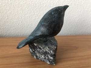 Teus van den Berg-Been - Prachtig bronzen beeldje van een vogel op granieten voetje. kopen? Bied vanaf 65!