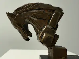 Buy Eric Claus - bronzen sculptuur | 'Gebogen paardenhoofd'? Bid from 200!