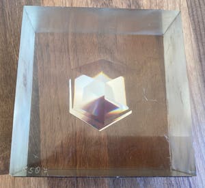 Niet of onleesbaar gesigneerd - Modernistische plexiglazen presse papier met hologram gesigneerd CK kopen? Bied vanaf 1!