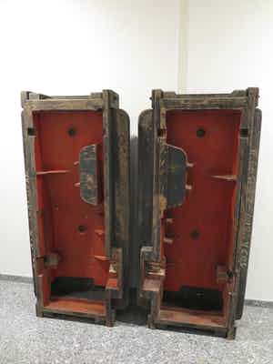 Niet of onleesbaar gesigneerd - Hout, Industriële mal bestaande uit twee delen (Zeer groot en zwaar!) verkocht voor € 1!