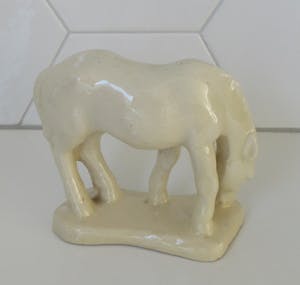 Niet of onleesbaar gesigneerd - Art deco aardewerk plastiek van een grazend paard kopen? Bied vanaf 10!