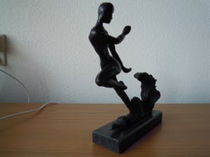 Brons (Onbekend) - Gesigneerd bronzen beeld - Naakte vrouw die vlucht voor golf water kopen? Bied vanaf 65!