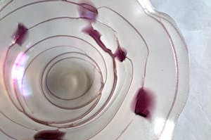 Glashutte Poschinger - Design Schaal - Groot - Handgemaakt - Waaiervormig - Iriserend glas+Purple spots kopen? Bied vanaf 1!