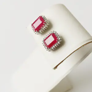 AcheterOorbellen met robijn en diamant? Enchérissez de 1400!