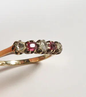 14 kt. geelgouden rijring bezet met diamanten en robijn kopen? Bied vanaf 150!