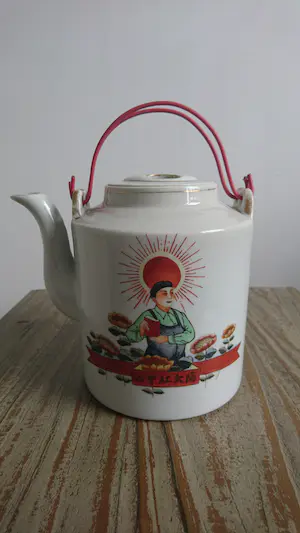 Niet of onleesbaar gesigneerd - Chinese propaganda theepot - Mao's Culturele Revolutie kopen? Bied vanaf 1!