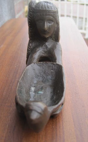 Brons (Onbekend) - Liggende priesteres kopen? Bied vanaf 80!