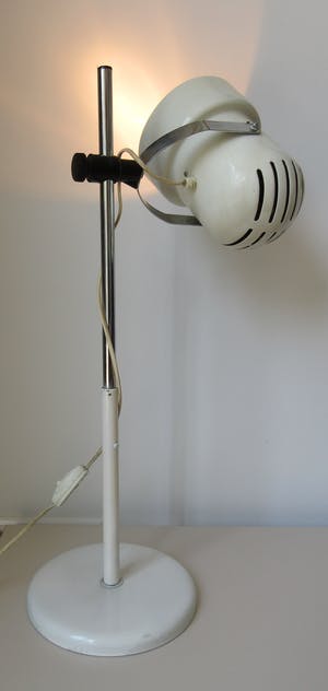 Niet of onleesbaar gesigneerd - Monica Strandäng - Aneta - Witte metalen vintage tafellamp model 'Robust' kopen? Bied vanaf 1!