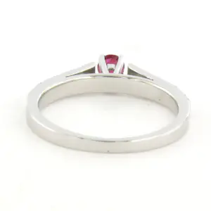 18k gouden ring met robijn tot. 0.25ct en briljant geslepen diamant tot. 0.24ct kopen? Bied vanaf 650!