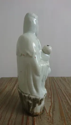 Niet of onleesbaar gesigneerd - Porseleinen beeldje Guanyin/Kwan Yin kopen? Bied vanaf 1!