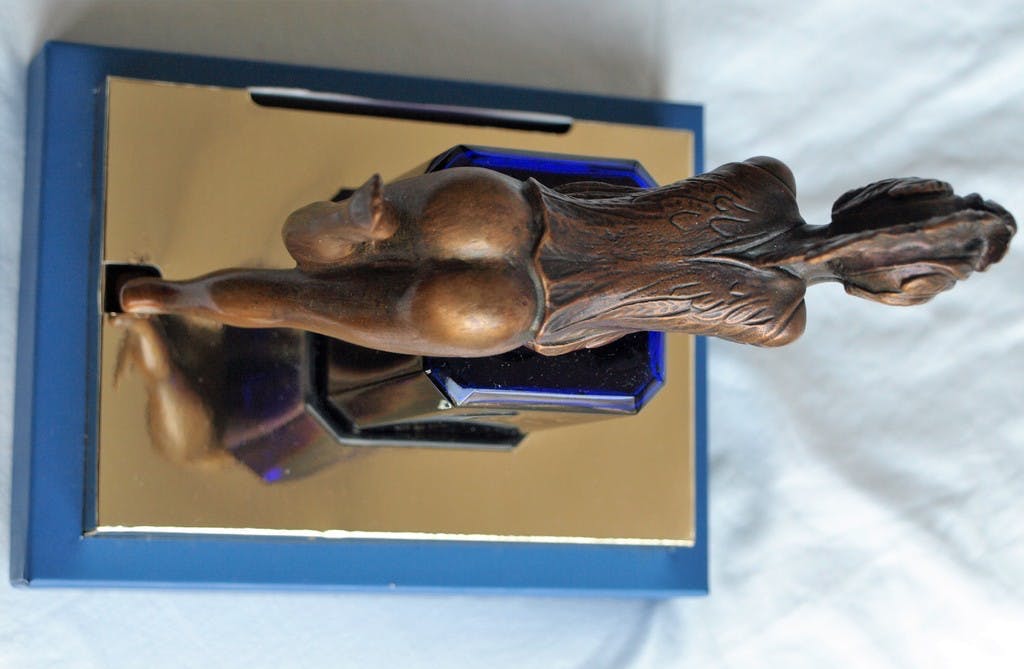 Ernst Fuchs - Bronzen beeld op parfumfles , Papagena – 1998  kopen? Bied vanaf 175!