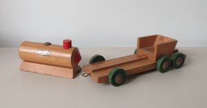 Curiosa - Vintage houten trein en wagon + auto van Brio uit Zweden kopen? Bied vanaf 1!