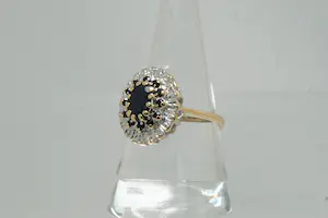72 -  Klassiek model 14krt gouden entourage ring met diamant en saffier kopen? Bied vanaf 230!