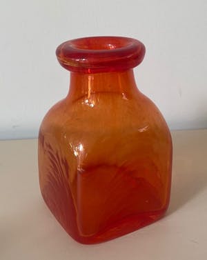 Niet of onleesbaar gesigneerd - Vintage Scandinavische oranje-rode glazen flesvaas kopen? Bied vanaf 1!