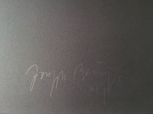 Joseph Beuys - Zeefdruk in grijs op zwart velijnpapier, uit Frammenti Veneziani - Ingelijst kopen? Bied vanaf 1!