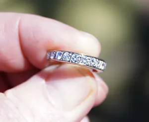 2 Creolen van witgoud met geslepen diamanten kopen? Bied vanaf 300!