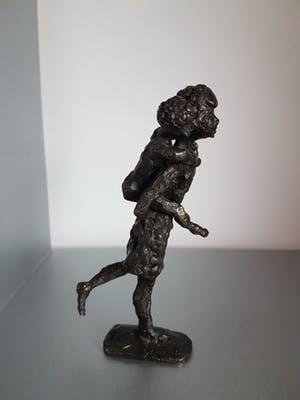 Astrid Veldhuyzen-Koppen - Beeld " Zusjes " kopen? Bied vanaf 40!