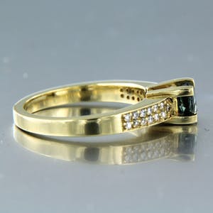 14K Goud - ring bezet met saffier en diamant - ringmaat 17,25 (54) kopen? Bied vanaf 400!