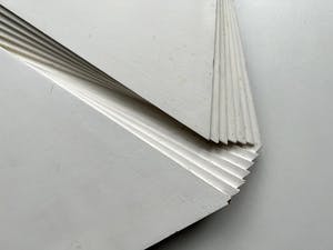 Niet of onleesbaar gesigneerd - Houten reliëf | 'Polygoon plastiek' | 1982 kopen? Bied vanaf 1!