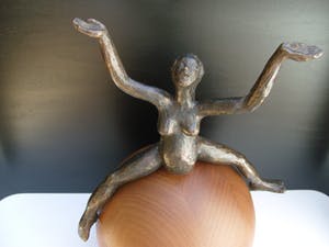 Brons (Onbekend) - Zwanger naakt op houten bol. kopen? Bied vanaf 125!