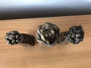 Jissy Keuenhof - 3 Moderne bronzen beelden op keramiek voet - in de vorm van een bloem. kopen? Bied vanaf 85!