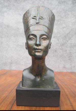 Harrie Antheunis - Buste van koningin Nefertite kopen? Bied vanaf 30!