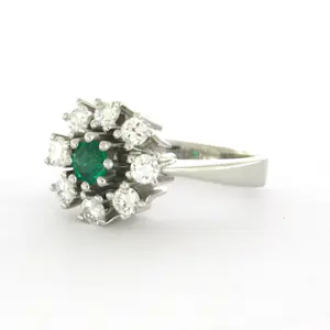 14k wit gouden ring bezet met smaragd en briljant geslepen diamant tot. 0.48ct kopen? Bied vanaf 710!