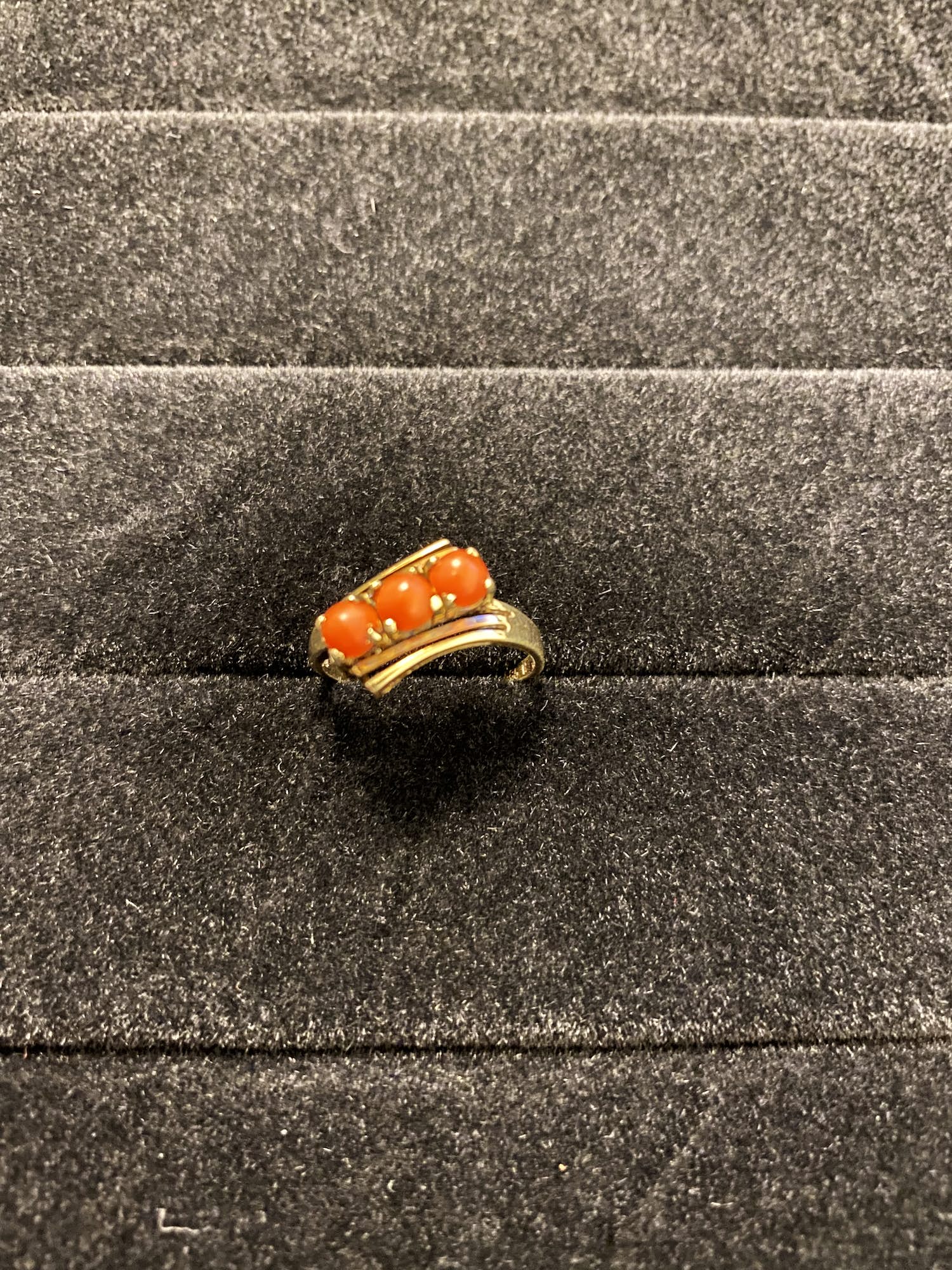 Geelgouden ring met 3 bloedkoralen kopen? Bied vanaf 80!