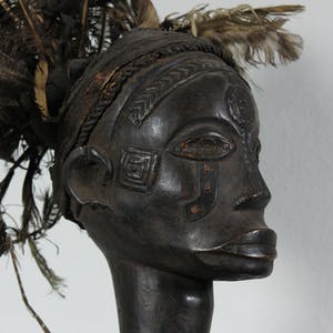 Fang Ntumu - Hout, Zittend fetisj sculptuur met verentooi kopen? Bied vanaf 1!