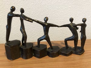 Brons (Onbekend) - Gesigneerd modern bronzen beeld " ELKAAR OP WEG HELPEN " kopen? Bied vanaf 45!