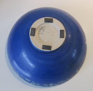 Niet of onleesbaar gesigneerd - Studio steengoed blauwe schaal gesigneerd E. Harup kopen? Bied vanaf 1!