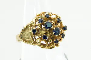 85 - Sierlijke 18 karaats geel-gouden fantasie ring met diep blauwe edelstenen kopen? Bied vanaf 330!