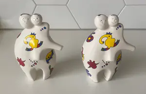Niet of onleesbaar gesigneerd - Twee keramische abstracte figuren gemaakt voor Mappa Mondo / Rode Kruis kopen? Bied vanaf 1!