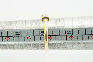 69 - Zo goed als nieuwe 18krt gouden solitair ring met 0.15ct (I/si3) diamant kopen? Bied vanaf 190!