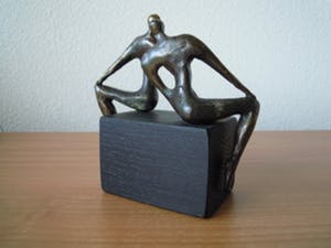 Corry Ammerlaan - Beeldje van 2 personen op een bankje " VRIENDSCHAP " kopen? Bied vanaf 35!