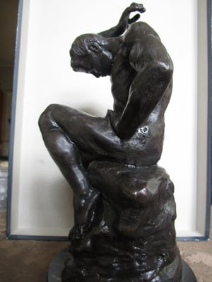 Niet of onleesbaar gesigneerd - Bronzen figuur...... vertwijfeling kopen? Bied vanaf 1!