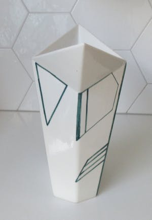 Niet of onleesbaar gesigneerd - Avantgardisctische keramische vaas met lijndecoratie kopen? Bied vanaf 10!