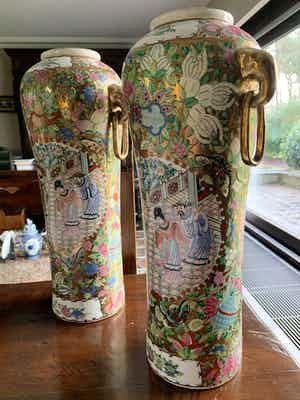 Niet of onleesbaar gesigneerd - Famille Rose Kantonese handgeschilderde set vazen Geisha verkocht voor € 1!